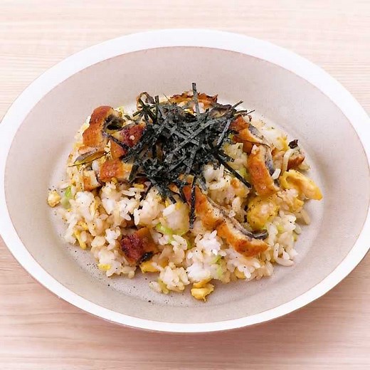 ちょっぴり贅沢に♪ うなぎチャーハンのレシピ動画・作り方 | デリッシュキッチン