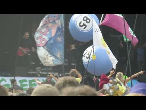 Barry Gibb (Bee Gees) - Stayin' Alive (Glastonbury 2017)