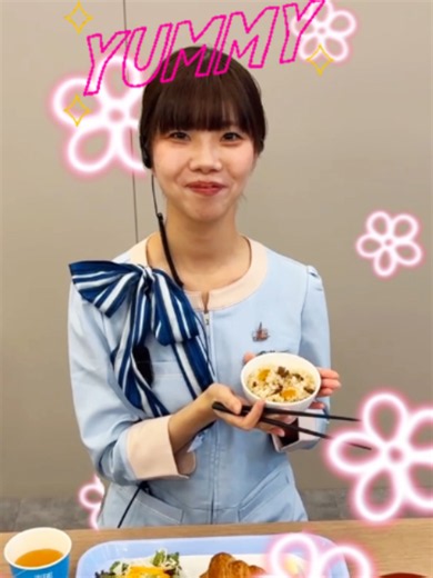 25時間勤務のホテリエ、何を食べている？🍙 東横INNでは、夜勤を含むシフトで24時間お客さまをお迎えしています🏨 （休憩・仮眠時間をとりながら勤務しています） お昼ごはん、夜ごはんに続いて、 味見係として、朝ごはんは #無料元気朝食 をいただいています🍚 お客さまにお出しする前に、味や盛り付けをチェックするのも大切なお仕事です✨ メニューや提供styleは店舗ごとに一部異なり、日替わりです🍴 みなさんの「お仕事中ごはん」も、ぜひコメントで教えてください☺ #東横イン #ホテリエ #ホテルの裏側 #ホテルスタッフ #朝食ビュッフェ