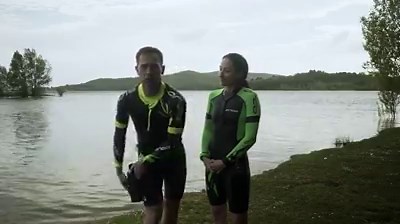 Wearing shoes during the swim in Swimrun races makes it necessary to use a special Pull Buoy to keep your legs high in the water 🙌 Take a look with Åsa and Joakim’s tips and tricks about buoyancy accessories and get ready to give it your best in your next Swimrun 💪 | Orca