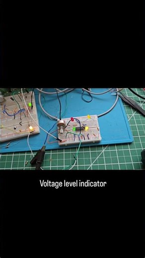 Analog Voltage Indicator Using Comparators