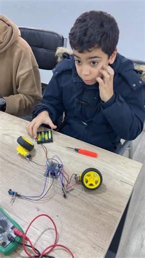 👉Dans notre programme de robotique, On commence par les bases : comment fonctionne un moteur, comment un capteur détecte, puis comment ses résultats influencent le mouvement du robot Une fois ces notions comprises, la programmation devient logique… et l’enfant passe naturellement au niveau supérieur. 🤖✨ 📌 Nouveaux groupes disponibles : ✅ Vendredi à 14h30 ✅ Samedi à 9h30 Pour rejoindre l’aventure : appelez-nous au 0556 32 80 78 | Techmology