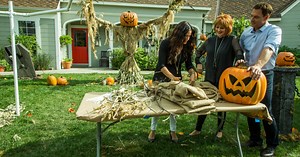 Giant Scarecrows! - Home & Family