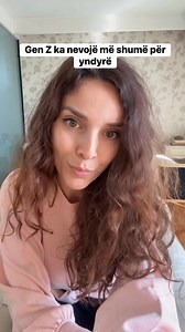 PIRAMIDA E RE USHQIMORE, VAJI I MËLCISË SË MERLUCIT DHE PSE GEN Z ka më shumë nevojë për yndyrë se çdo brez tjetër ? Piramida e re ushqimore nuk u përmbys rastësisht. Ajo u përmbys sepse truri modern po digjet më shpejt se trupi. Çfarë po ndodh me brezin Gen Z? Ky është brezi i parë në histori që: rritet me ekran që në fëmijëri merr mijëra stimuj dopaminikë në ditë përdor trurin më shumë se muskujt fle më pak merr më pak diell ushqehet me ushqime ultra-procesuara Truri i tyre punon 24/7. Piramid