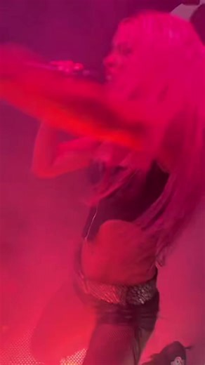 Η Ελένη Φουρέιρα είναι μία από τις πιο δημοφιλείς και επιδραστικές pop καλλιτέχνιδες της σύγχρονης μουσικής σκηνής. Ξεχωρίζει για την έντονη σκηνική παρουσία της, την αυτοπεποίθηση και τη δυναμική ενέργεια που μεταδίδει σε κάθε της εμφάνιση. Η καριέρα της περιλαμβάνει πολλές επιτυχίες που συνδυάζουν pop, dance και urban στοιχεία, κατακτώντας υψηλές θέσεις στα charts. Τα τραγούδια της χαρακτηρίζονται από ρυθμό, μοντέρνο ήχο και εύκολα αναγνωρίσιμα ρεφρέν. Ιδιαίτερα σημαντική στιγμή στην πορεία τη