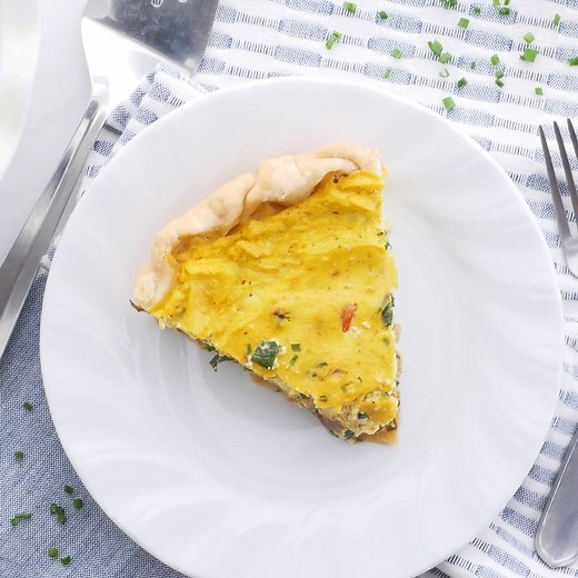 EASY VEGAN QUICHE RECIPE: https://jessicainthekitchen.com/easy-vegan-quiche-gluten-free-unbelievably-divine/ This Easy Vegan Quiche is perfect for your breakfast or brunch! The filling, made with tofu, is loaded with burst tomatoes, caramelised onions and sautéed mushrooms and spinach and is baked in a buttery flaky crust! | Jessica in the Kitchen