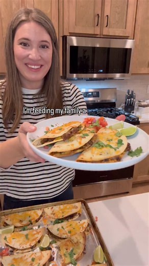 Plandy Mandy | Budget-Friendly Recipes & Meal Plans on Instagram: "Comment ‘BBFT’ for this delicious recipe and a full collection of my favorite budget friendly dinners! Life is busy, and meal planning can feel overwhelming. From grocery shopping to cooking, it’s easy to get stressed! 😫 That’s why I create simple budget meal plans to make your life easier. ⭐️ This recipe is from my ‘Stretch Your Check’ Meal Plan, it will feed your family 24 nights of dinners that I was able to shop for just $80