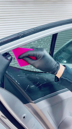 Tinting Small Windows 💁‍♀️ #windowtintingqueen #tintiteasy #cargirl #satisfyingcleans