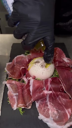 Burrata vs Stracciatella: Discover the Difference