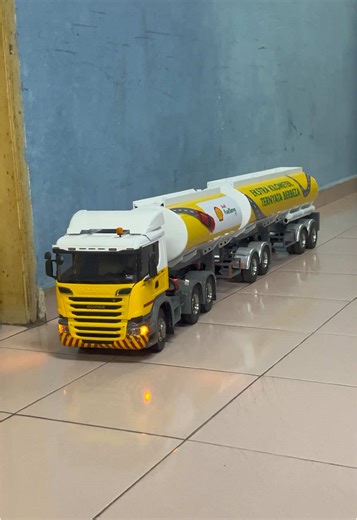 Cabaran Membawa Treler B-Double dengan Lori RC