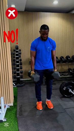 Tu veux savoir pourquoi tes trapèzes ne prennent pas de volume ?C’est simple : tu utilises peut-être des haltères pour faire tes élévations… mais ce n’est pas le plus efficace ! Essaye plutôt avec une barre longue : le ressenti est meilleur, la tension mieux répartie, et les résultats seront là, je te le garantis. Parfois, c’est pas l’effort qui manque, c’est juste la bonne méthode. Tague un pote qui doit voir ça ! #gym #fitnessmotivation #musculation #trapèze #explorepage #bodybuilding #astucem