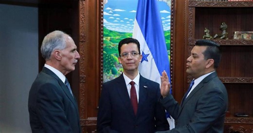 Nasry Asfura juramenta a Víctor Martínez como nuevo director del IHSS