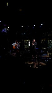 昨夜のBLUE NOTE PLACE公演から、クロード・フォンテーヌのライブの様子をお届け📹 儚く甘いウィスパー・ヴォイスにのせて、レゲエやボサノヴァ、フレンチ・ポップスが心地よく混ざり合うサウンド。 いよいよ今夜から2日間、ブルーノート東京に初登場です✨ この特別なステージを、ぜひお楽しみください。 「CLAUDE FONTAINE」 2025 4.15 tue., 4.16 wed. https://www.bluenote.co.jp/jp/artists/claude-fontaine/ 〈Member〉 クロード・フォンテーヌ（ヴォーカル） クレベール・ジョルジ（ギター） レオ・コスタ（ドラムス、パーカッション） アンドレ・デ・サンタンナ（ベース） | BLUE NOTE TOKYO