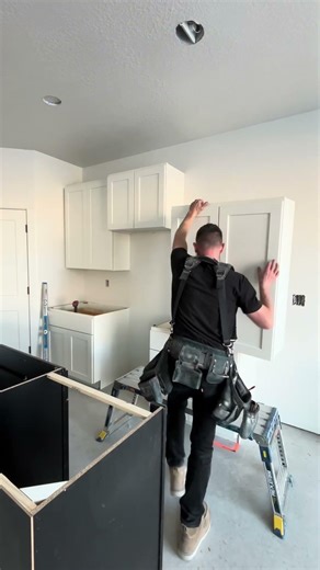 I 🤍 installing upper cabinets the most! #cabinetinstaller #learntrade #wallcabinet #satisfying