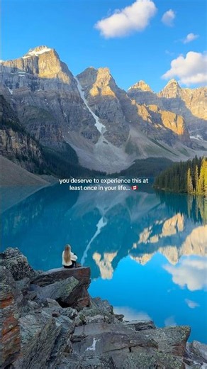 A sunrise at moraine lake, Banff Canada 😍🇨🇦 #explorecanada #banffnationalpark #canada