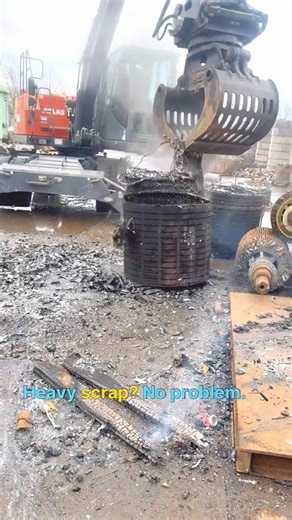 Removing Heavy Scrap Motor Windings with Excavator Hydraulic Gripper #motorcycle #excavator