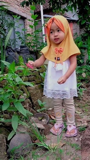 Anggun mau metik bunga #shorts #trending #anggunaiza