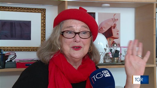 La morte dello stilista Valentino. Ne abbiamo parlato con Alda Balestra, miss Italia 1970 e top model di Valentino fino all'inizio degli anni '90. L'abbiamo incontrata a #Trieste, dove è tornata a vivere dopo molti anni trascorsi all'estero. "Era l'uomo più generoso che io abbia mai conosciuto" ci ha raccontato. E scopriamo perché. Anna Vitaliani | Tgr Rai FVG