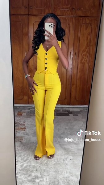 Elegant Graduation Outfits for Women 2024