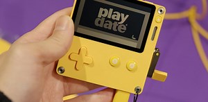 た、楽しくむずい…！ クランクを回して遊ぶ小型ゲーム機｢Playdate｣ハンズオン