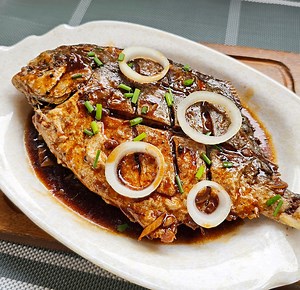 225K views · 1.9K reactions | Pompano Steak is a delicious Filipino seafood dish where golden-fried or grilled pompano fish is seasoned with soy sauce, calamansi, and aromatics for a rich, savory flavor. This dish is perfect with steamed rice and a side of fresh vegetables for a satisfying meal. #PompanoSteak #FilipinoFood #SeafoodLover #PinoyEats #FishDish #HomeCooking #FoodieFavorites #HealthyEating | Yummy Kitchen | Facebook