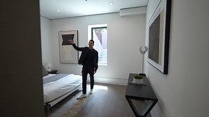 设计师圈新晋顶配！全屋声控升降系统，瀑布庭院作早餐剧场，住进科幻片场！