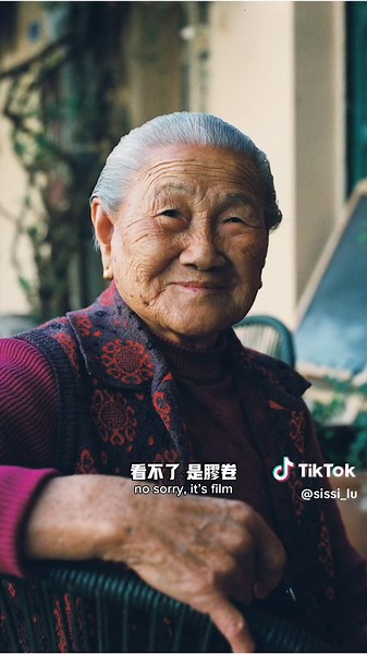 My Taiwanese/Hokkien is so rusty 😭😭 This video was taken in November when I just got back to my hometown, Amoy China, and it was the only portrait interaction I had during the 4 months that I was home. The aunties shown in this video are fishermen’s wives living by the harbor. The area used to be a village and now is a popular tourist spot. These aunties witnessed the many changes in the area throughout the decades. I was with Crystal when we were chasing the sunset by the harbor, and we came 