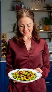 annonse SMØRSTEKT ROSENKÅL med honning, tørka tranebær og valnøtter😍🍯Skikkelig godt, og eit perfekt tilbehør til pinnekjøttet🎄 Tid: ca 15 minutt⏱️ Alle ingredienser finner du hos @rema1000💙 Ingredienser, tilbehør til ca 4 personer 400 g fersk rosenkål 2 ss smør 2 ss honning 30 g (2 never) tørka tranebær 30 g (2 never) valnøtter Framgangsmåte: 1. Vask rosenkålen i eit dørslag og tørk den godt. 2. Skjær av ytterste stilken og del i to eller fire. 3. Steik rosenkålen i smør på høg varme i 3-4 m