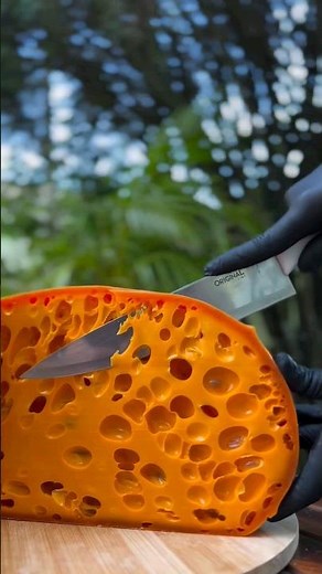 Bright orange paste and large holes. Gorgeous Queijo Figueira. Video: ‪@fusqueijao‬