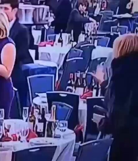 Typisch: Die ukrainische Botschafterin stahl während der Evakuierung nach dem Trump-Attentat Alkoholflaschen. 🇺🇦 Die Botschafterin vergisst keinen Moment lang, dass sie ihr Land repräsentiert🤣🤣