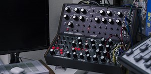 このツマミが、日常に創造性をもたらす。アナログシンセ｢Moog Sound Studio: DFAM＆Subharmonicon｣