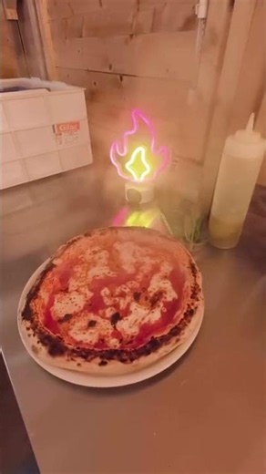 🍕 Neapolitan pizza with the Pizza Party Emozione gas oven. It has a large refractory stone (40x70...