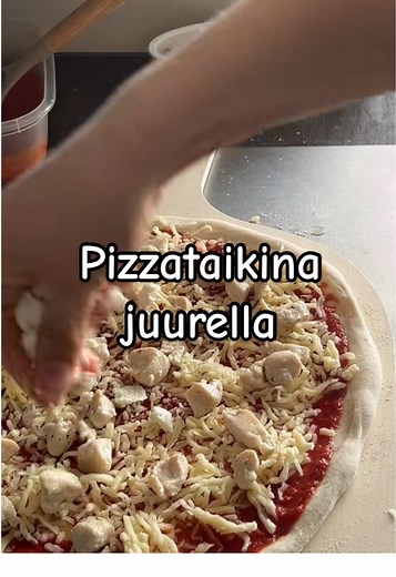 Hapanjuuripizza🍕 400g 00 jauhoja 85g Hapanjuurta 240g Vettä 9g Suolaa Vaivatessa loraus oliiviöljyä -Yhdistä kaikki paitsi öljy -Anna levätä 30min-1h -Lisää suola ja lähde vaivaamaan taikinaa -Lisää loraus öljyä ja vaivaa 5-8 min -Anna kohota 2-3 h ja jaa paloihin -Öljyä tiiviit rasiat ja pyörittele pizzapohjat niihin -Aseta jääkaappiin 1-3 päiväksi tekeytymään -Voit myös pakastaa pizzapohjia jääkaappikohotuksen jälkeen -Ennen muotoilua ota pizzapohja huoneenlämpöön 1h ennen -Muotoile, täytä ja