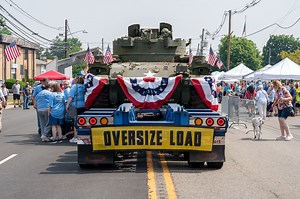 Dozens pull an Army tank to raise money for veterans in need (PHOTOS)