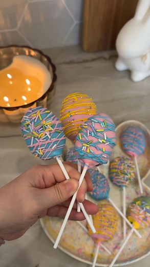 save these easy easter egg cake pops to make for your kids! They’re so cute and sooo easy. The cake pop dough is just crushed oreos and cream cheese, that’s it! They’d be the perfect sweet treat for any easter gathering 🐰🐣 1 pack crushed oreos 1 block softened cream cheese Candy melts in colors of choice Sprinkles Treat sticks knead the oreos and cream cheese until your dough forms. Chill for 10 minutes and then roll and form into your egg shape. Dip treat stick in melted candy melts and stick