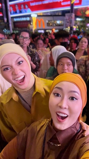 NANASHEME on Instagram: "Tak sia-sia malam New Year pergi hunting Golden Giant Box! Rupanya launch of Golden Prosperity Burger 🍔 Silap2 bawa pulang Proton e.MAS 7 Premium & x10 10g 999.9 Gold Wafer melalui contest ‘Makan Emas, Menang Emas’ 🤩 TAG kawan yang nak kereta baru atau suka emas👇🏻 Tips 💯 : Purchase on McD App, get the receipt & submit to get DOUBLE chances to win! 🌐 For more info : https://www.mcdonalds.com.my/promotion/MekdiEmas 📲 WA link for submission : https://wa.me/6014302130