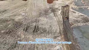 Projet de la Nouvelle Ville de Conakry : Des avancées significatives sur le chantier . Nous sommes heureux d'annoncer que les travaux de La réalisation en cours des travaux de la phase 1 - construction de digues côtières et remblaiement des fondations - marque une étape cruciale. Cette phase est essentielle pour stabiliser les sols et préparer le terrain aux futures infrastructures urbaines，notamment les routes, les bâtiments publics et les zones résidentielles. Notre équipe œuvre quotidiennemen