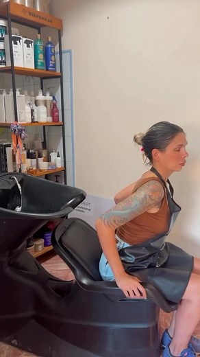 Mini tutorial de cómo acomodarse en un lava cabezas #peluqueria #humor #memes #hairstyle #clientes #clientestoxicos #momentos #risas #videosgraciosos #tutoriales