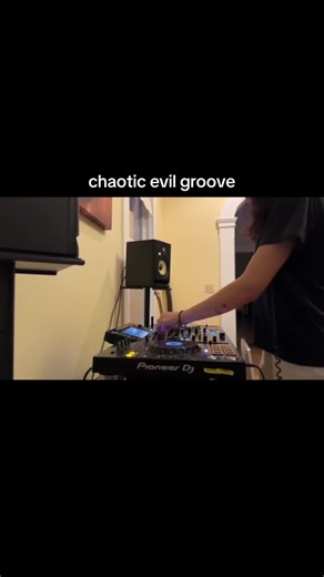 The way I bounce up and down lol #fypシ #dj #techno #mixing