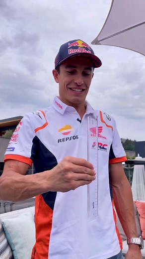 Could you catch the ruler faster than @marcmarquez93? 👀#MotoGP #AustrianPG #reactiontest #marcmarquez #redbullring #lifeisbetteronaracetrack @Red Bull Austria