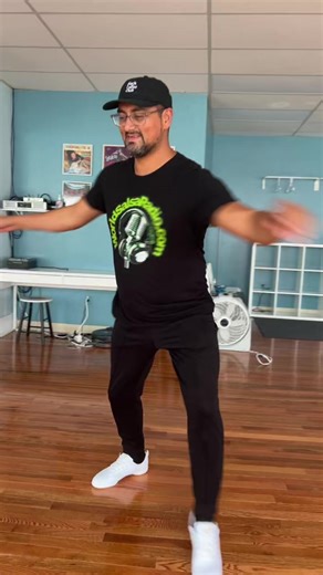 Put on your sneakers for some salsa dance! 😉 Salsa foot work with Andres, Salsa Y Control 🕺 👟 Check our website for Sneakers: “SKY”#salsadance #salsashoes #salsatraining #salsadancer #salsafootwork #dancesneakers #dancers #danceshoes #comfortabledanceshoes #bestdanceshoes