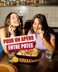 Les nachos on les aime quand ils sont bien gratinés et qu’ils ne collent pas à notre plat Pyrex® antiadhesif et sans PFAS☀️ 🥑 Ingredients: - 1 paquet de chips triangle nature - 1 avocat - 1 bouquet de coriandre - 1 tomate - ½ oignon rouge - 150g de cheddar - 100g de mozzarella râpée - Crème épaisse - Sel/poivre Ustensiles Pyrex® - Plat à four en métal “Glide” - Ramequins en verre - Jatte en verre Preparation: 1. Préchauffer le four à 180°c 2. Couper l’avocat, mettre la chair dans un bol, le jus