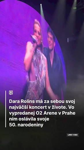 VEĽKOLEPÁ OSLAVA V O2 ARENE V PRAHE 🤩 Dara Rolins má za sebou svoj najväčší koncert v živote. Oslávila ním 50. narodeniny a vo vypredanej O2 Arene v Prahe si celé tri hodiny vychutnávala svetlo reflektorov a bavila obecenstvo. Na pódiu sa k nej pridali aj ďalší hostia, zaspievala si napríklad s Tinou či Monikou Bagárovou . Najväčším prekvapením večera však bol spoločný hit s Rytmusom Party DJ. Vedľa Dary sa objavila aj jej dcéra Laura, ktorá zaspievala naživo. Dokonca zaznel aj hit Zvonky štěst