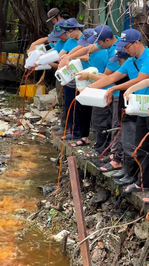 This probiotic liquid is saving rivers 😱🌊 #green #river #cleaning | UNILAD Tech