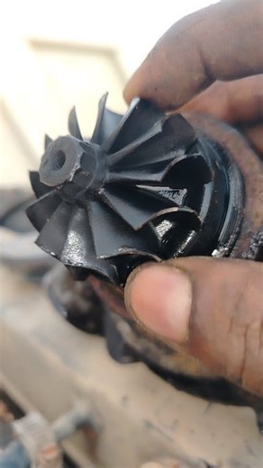 If oil is leaking from the turbocharger into the intake or outlet line, the main reasons for this may be as follows: 🔧 1. Damaged turbocharger oil seal: If the seal or bush on the turbo is damaged, oil can leak from inside the turbo into the intercooler line. Symptoms: Oil can be seen inside when the intercooler or intake pipe is opened. Solution: Recondition or replace the turbocharger. 🔧 2. Excessive oil pressure: If the engine oil pressure is too high, the turbo seal cannot withstand it, re