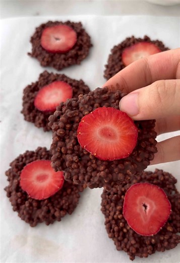 3 ingredient puffed quiona bites🍫 it takes only 3 ingredients to make this delicious snack! directions: 1. melt dark/milk chocolate 2. mix puffed quinoa into the melted chocolate 3. form the mixture into circles on a sheet of parchment paper 4. add a sliced strawberry on top of each circle🍓 5. freeze for 1 hours 6. enjoy!!!! #easyrecipe #healthyrecipe #chocolate