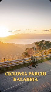 Bikepacking in Süditalien? 🇮🇹 Auf dem Ciclovia Parchi Calabria haben wir uns in das bunte Herz Kalabriens verliebt: Einsame Bergstraßen, sonnengereifte Tomaten und selbstgemachte Pasta, die enge Gassen der Bergdörfer und die herzliche Gastfreundschaft der Kalabresen. 🍝🍕 Die Route ist keine Gravelroute. Hier erwarten dich vor allem kleine, verkehrsarme, asphaltierte Bergstraßen. Obwohl man hier durchaus viele Höhenmeter sammelt, bleiben die Steigungen sanft. Die Straßen schlängeln sich dem Be