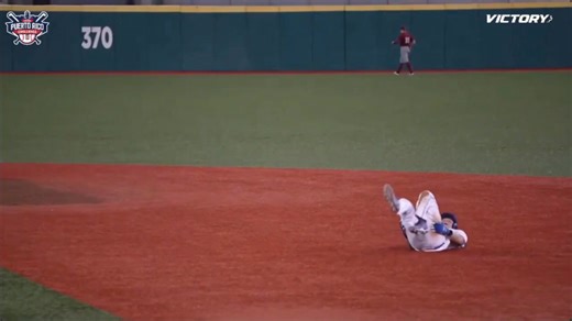 Momento cuando Justin Ford, de los Pirates de Seton Hall, pegó un cuadrangular en el Paquito Montaner en Ponce y mientras celebraba el jonrón corriendo las bases cuando se desplomó entre primera y segunda base. Su tobillo izquierdo se partió durante la corrida. Ford yació en el terreno sin ocultar el dolor en su rostro. El Puerto Rico Challenge se juega del 13 a 16 de febrero tanto en Ponce como en el Estadio Ydelfonso Solá Morales. | NOTICIAS DE PONCE