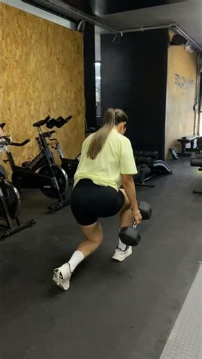 Dumbbell walking lunge short step