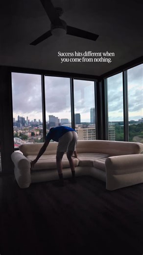 Success hits different when you come from nothing. 🌆✨ From empty rooms to sky-high views, every step is a reminder that faith, discipline, and vision will always outlast circumstance. This chapter isn’t about what I don’t have—it’s about building a legacy from the ground up. The grind is real, but so are the blessings. 🙏🏾💫 I think starting off with some blow-up furniture is ok for now. 🙏🏾 #StartingOver #NewCityLife #SurgeonLife #FreshStart #AttackOnTitan #FutureLegends | Dr. Iggy